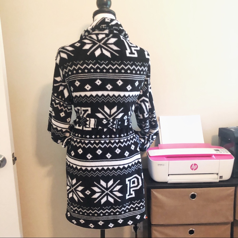 VS PINK Cozy Patterned Robe - Picture 4 of 5